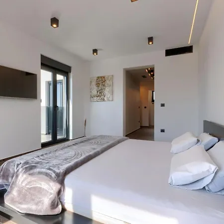 Black&white By Interhome