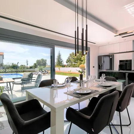 Willa Black&white By Interhome